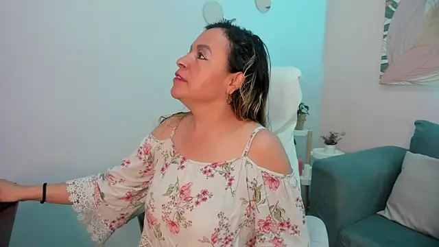 Ivonne 4 online show from April 1, 12:28 pm