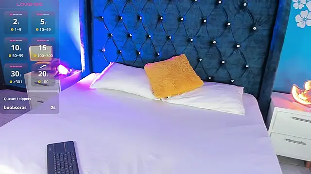 laurasmith  online show from March 1, 11:34 am