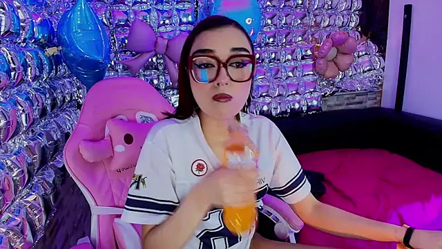 lala cherry online show from April 8, 8:20 pm