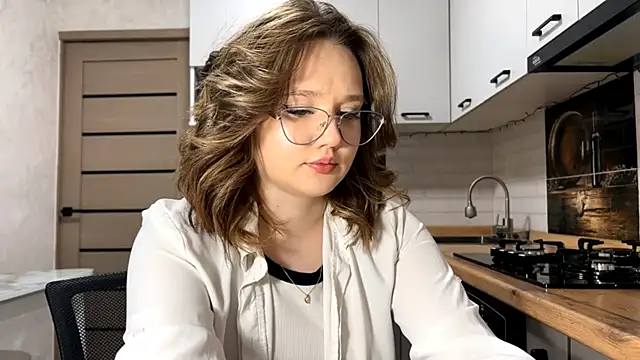 Snapshot of AinaSmith chatting on March 4, 10:21 am AinaSmith online show from March 4, 10:21 am