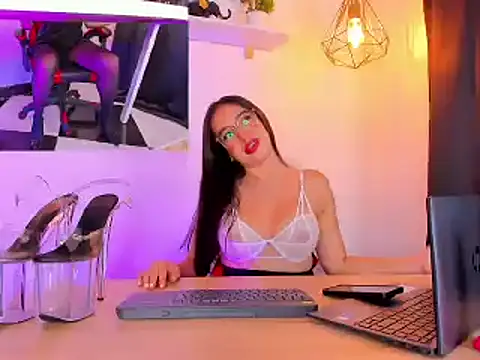 Snapshot of spicy_white_ chatting on February 27, 2:06 pm spicy white online show from February 27, 2:06 pm