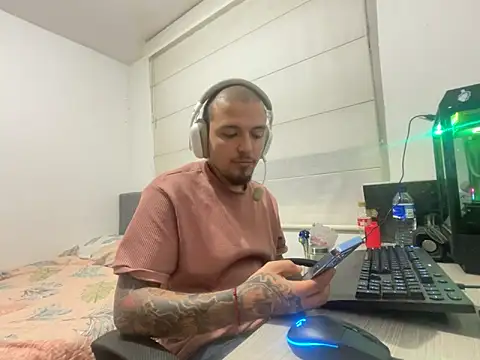 Snapshot of Maximo_Garcia17 chatting on March 8, 2:04 am Maximo Garcia17 online show from March 8, 2:04 am