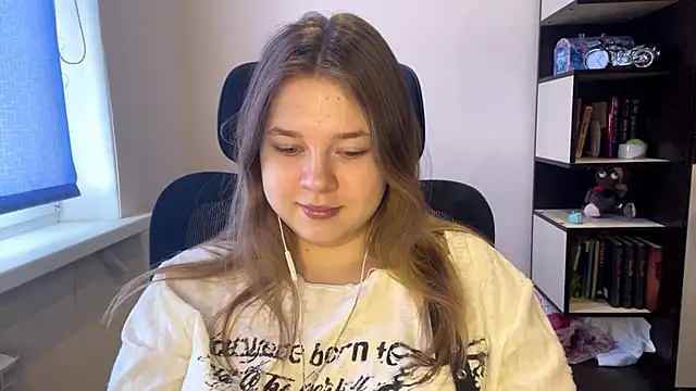 TomikoPfau online show from April 1, 7:53 am