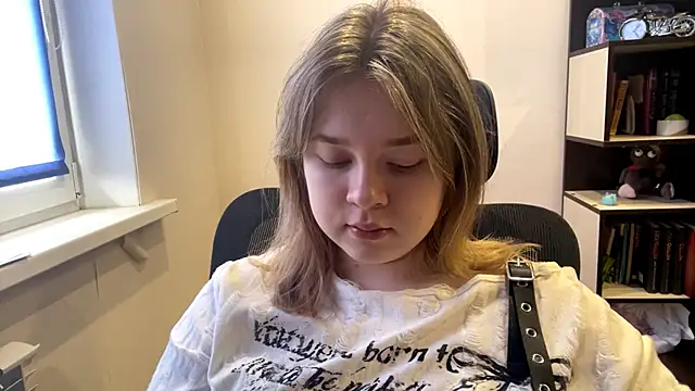 TomikoPfau online show from April 11, 7:45 am