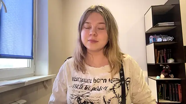 TomikoPfau online show from April 13, 2:22 pm