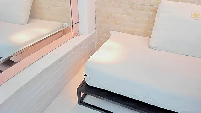 Snapshot of aitana_cole chatting on February 24, 3:37 am aitana cole online show from February 24, 3:37 am