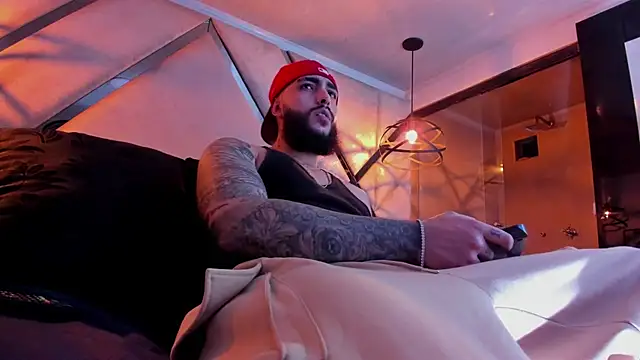 SantiagoHincapiie online show from March 4, 4:18 am