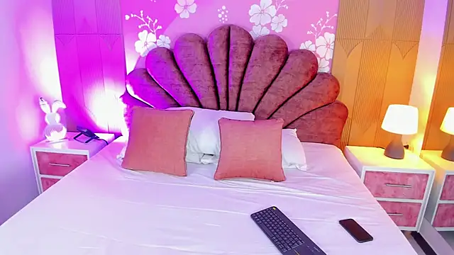 Sara colyn online show from April 5, 8:50 pm