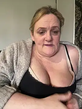 Busty-GilfQuinn online show from February 23, 10:45 am