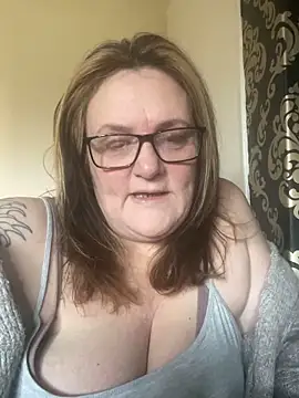 Busty-GilfQuinn online show from March 3, 9:15 am