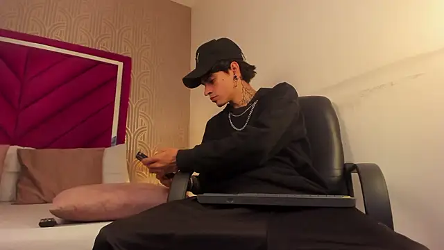 Snapshot of Dominic_Foxx chatting on March 3, 12:22 pm Dominic Foxx online show from March 3, 12:22 pm