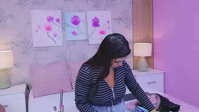 EmmaLeens online show from April 16, 11:55 am