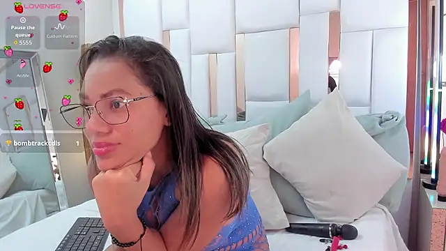 Snapshot of charlottehart1 chatting on February 28, 4:35 am charlottehart1 online show from February 28, 4:35 am