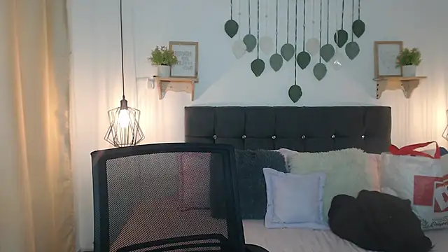 Emma hassani online show from April 1, 2:14 pm