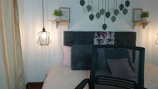 Emma hassani online show from April 10, 2:11 pm