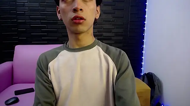 Snapshot of DanteLux chatting on March 3, 3:18 pm DanteLux online show from March 3, 3:18 pm