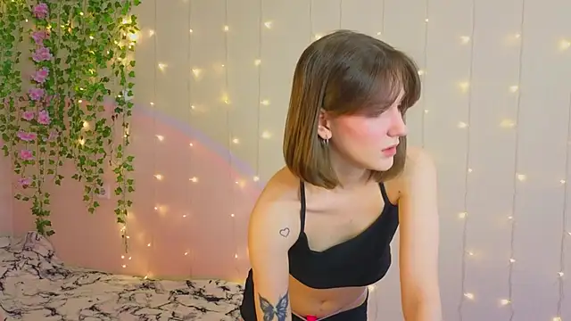 PeachyWhisper online show from May 3, 7:03 am