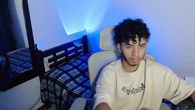 axeldarkk online show from April 3, 7:34 pm