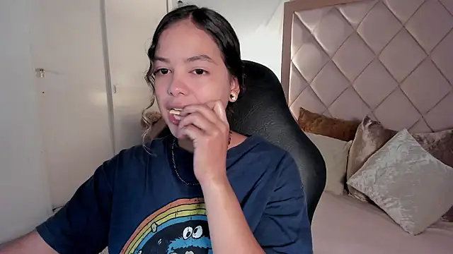 dulce lyraa1 online show from April 15, 3:57 am