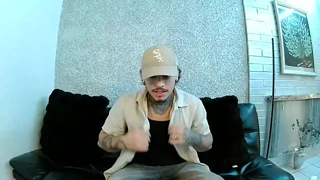 Snapshot of SNAKEARM chatting on March 2, 9:10 pm SNAKEARM online show from March 2, 9:10 pm