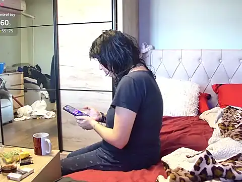 tess1980 online show from February 25, 6:01 am