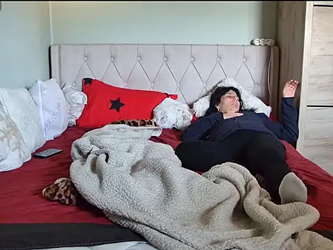 tess1980 online show from March 3, 8:42 am