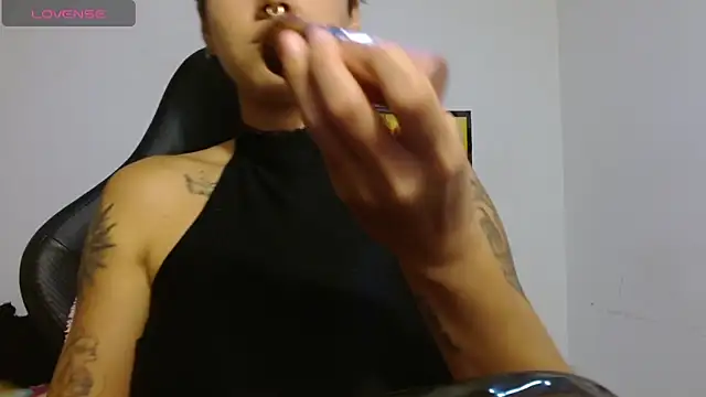 Divinejewel69 online show from March 30, 8:59 am