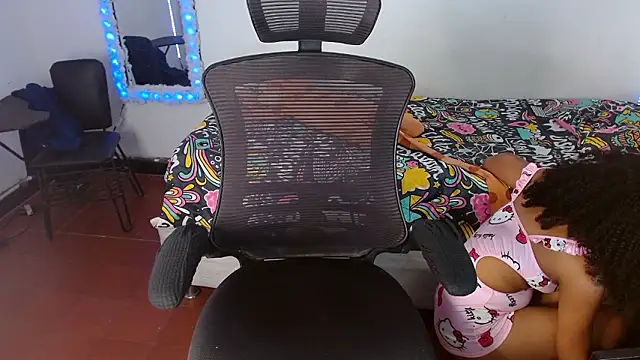 Snapshot of Skinny__hott chatting on February 28, 1:45 pm Skinny hott online show from February 28, 1:45 pm