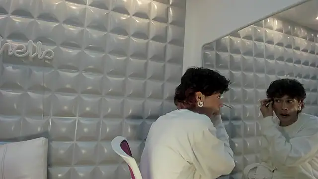 Snapshot of RonaldThompson__ chatting on March 4, 1:44 am RonaldThompson online show from March 4, 1:44 am