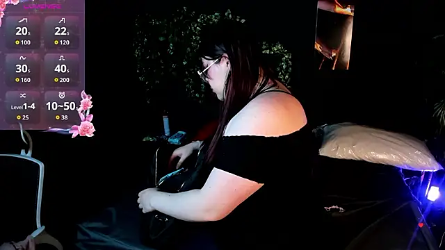 Snapshot of NicoleeDemara chatting on March 4, 12:05 am NicoleeDemara online show from March 4, 12:05 am