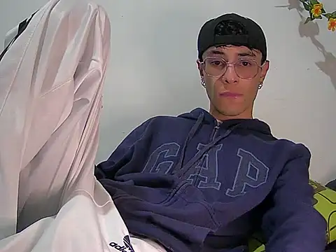 Snapshot of militoveruss2 chatting on March 2, 10:44 am militoveruss2 online show from March 2, 10:44 am