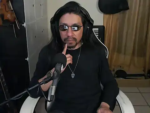 Snapshot of AntuanSV chatting on March 5, 4:19 am AntuanSV online show from March 5, 4:19 am