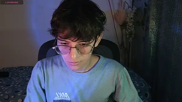 Snapshot of noah_millerx chatting on March 4, 3:45 am noah millerx online show from March 4, 3:45 am