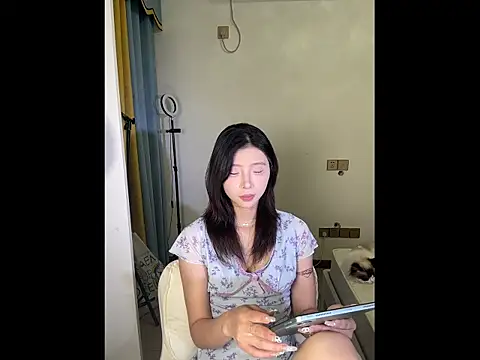 Y--F--LOVE online show from April 20, 1:25 pm