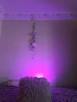 LunaBlaise online show from April 19, 8:24 am