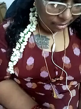 Snapshot of deepika-mallus chatting on May 5, 5:10 pm deepika-mallus online show from May 5, 5:10 pm