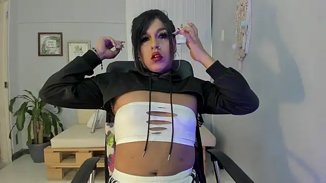 Nahomy Collins  online show from March 24, 7:30 pm