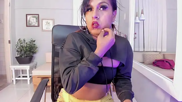 Nahomy Collins  online show from April 14, 7:53 pm