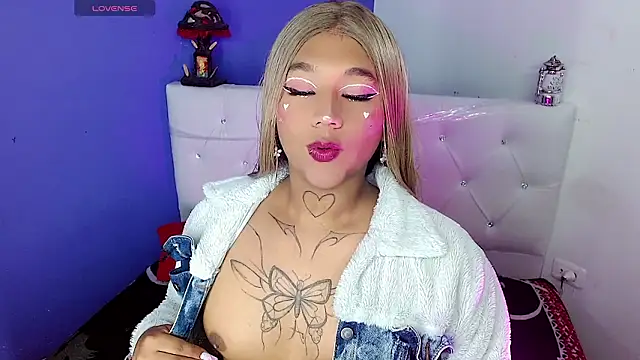 Snapshot of isadoraqueeen chatting on March 4, 4:40 am isadoraqueeen online show from March 4, 4:40 am