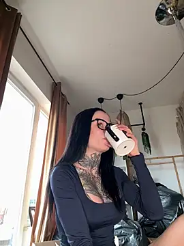 SkinnyLilly online show from April 12, 2:00 pm