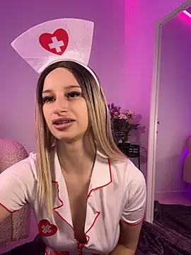 ScarletFlameee online show from April 18, 5:33 am