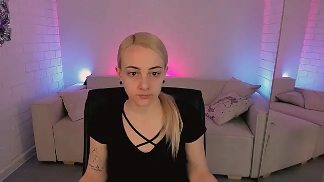 CarolMoor online show from March 27, 9:10 am