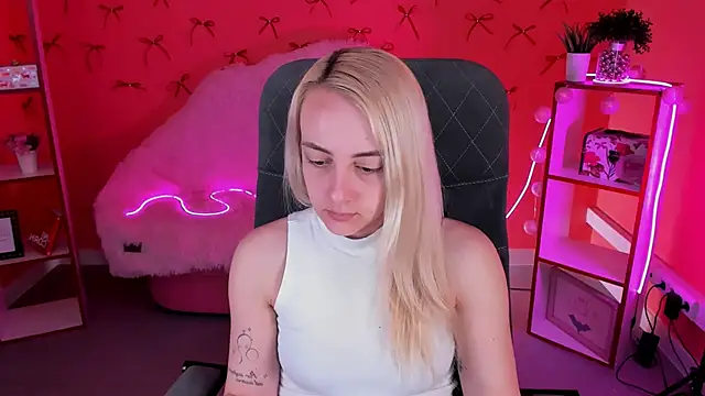 CarolMoor online show from April 15, 9:16 am