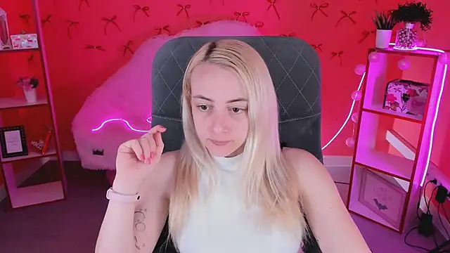 CarolMoor online show from April 16, 9:10 am