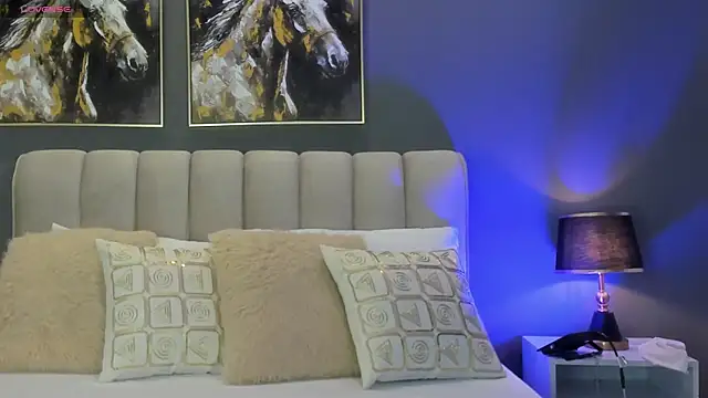 VaniaRouse online show from March 28, 3:33 pm