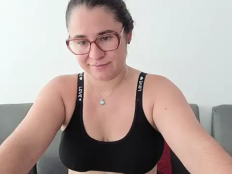 Snapshot of estrellajunior chatting on May 8, 12:21 pm estrellajunior online show from May 8, 12:21 pm