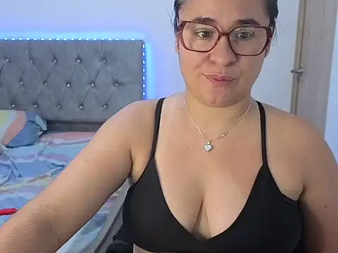 Snapshot of estrellajunior chatting on May 23, 11:20 pm estrellajunior online show from May 23, 11:20 pm