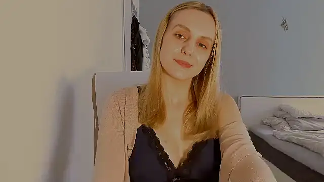 Snapshot of CutieLaura chatting on April 9, 9:36 am CutieLaura online show from April 9, 9:36 am