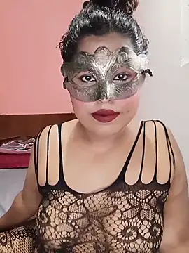 Maskedcurves online show from June 29, 9:04 am