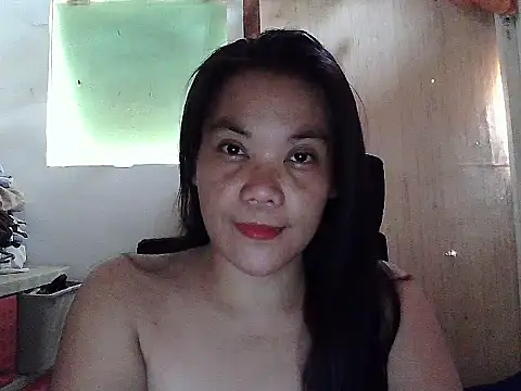 Snapshot of holdmetight21 chatting on April 18, 5:33 am holdmetight21 online show from April 18, 5:33 am